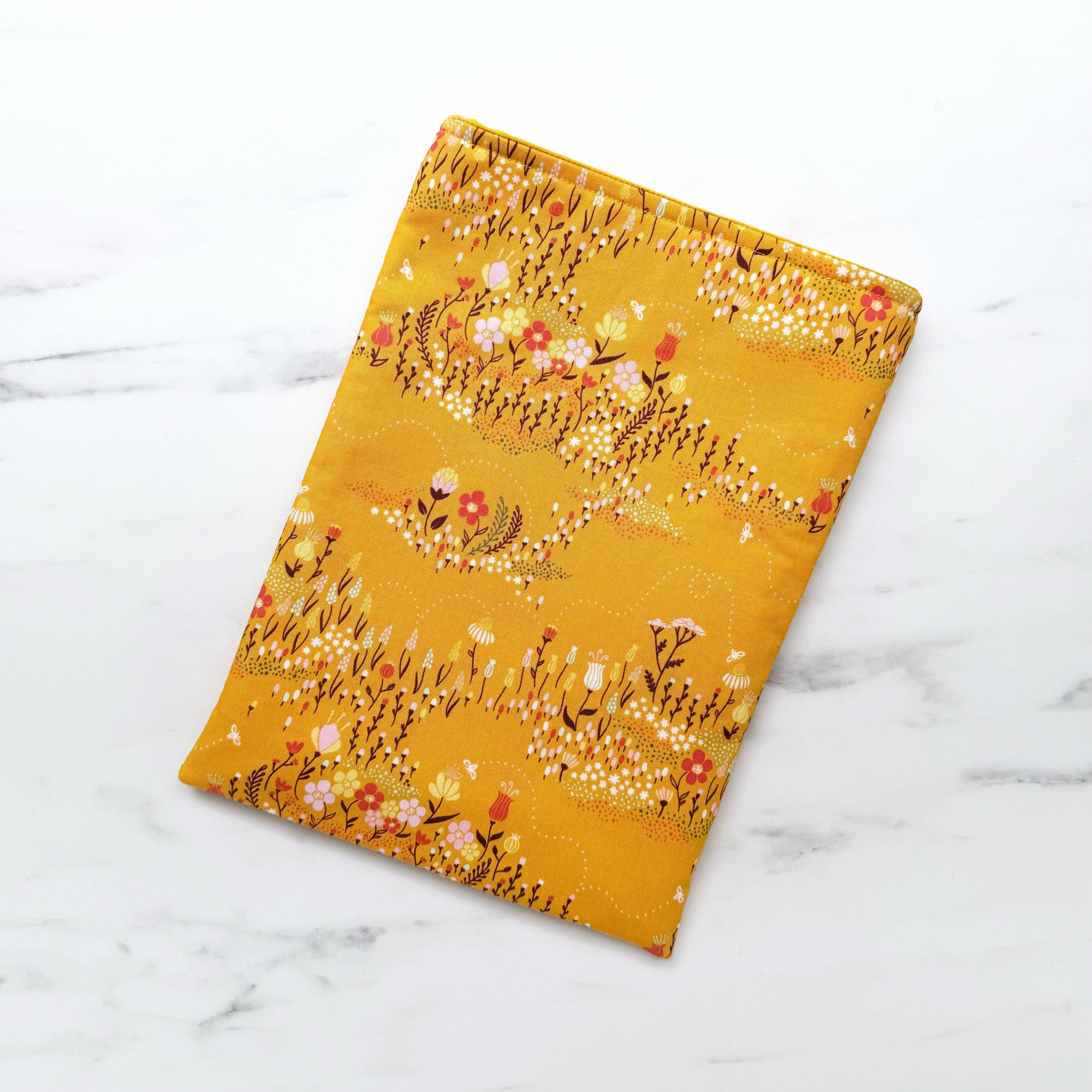 Harmony buzzing  - padded book sleeve, book pouch