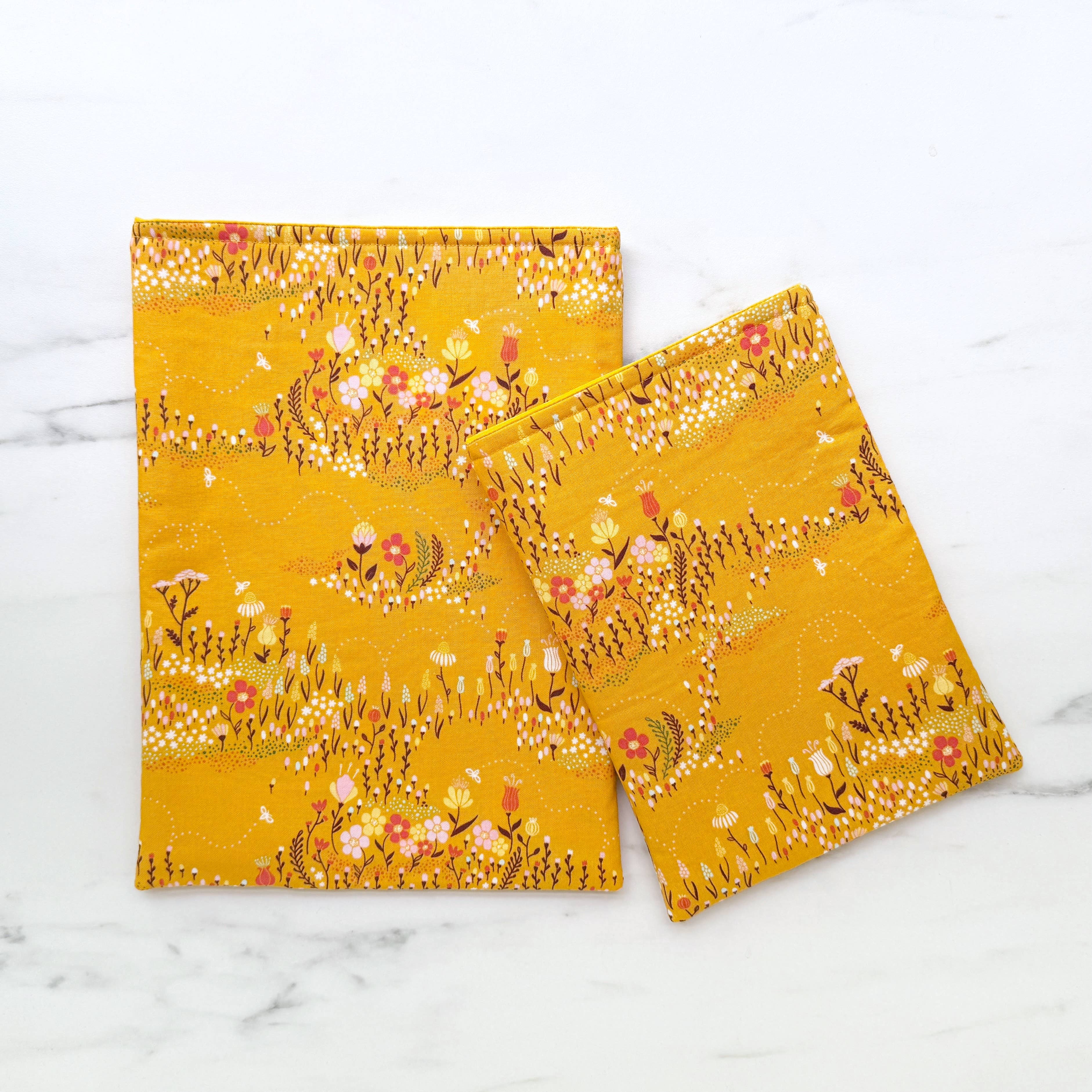 Harmony buzzing  - padded book sleeve, book pouch