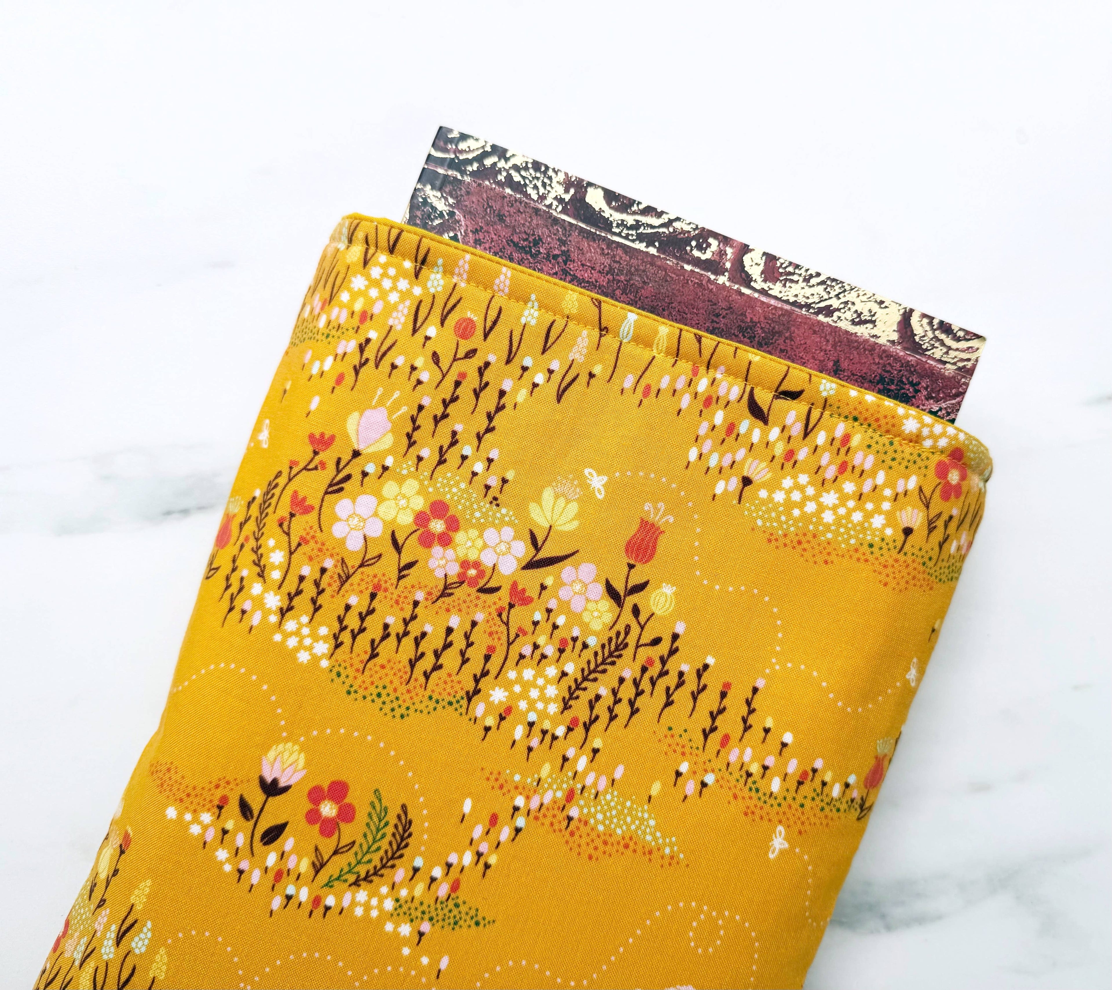 Harmony buzzing  - padded book sleeve, book pouch