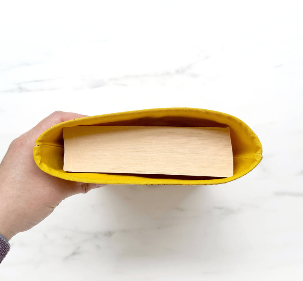 Harmony buzzing  - padded book sleeve, book pouch